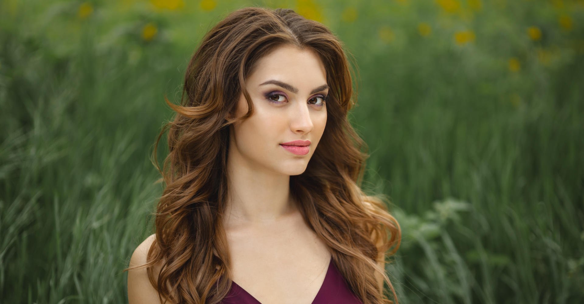 MOdelo branca com cabelo ondulado posando para a foto