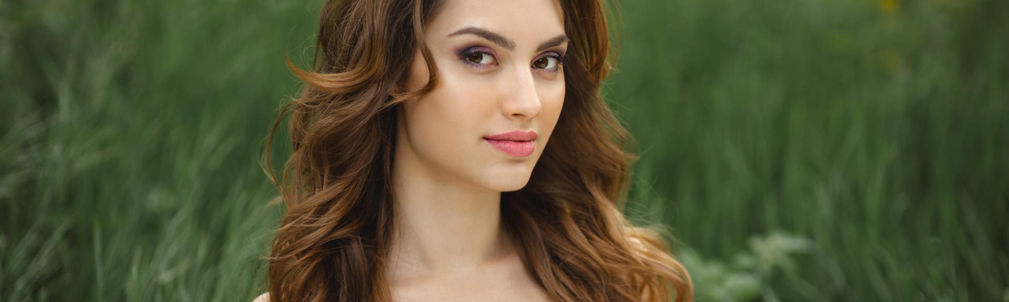MOdelo branca com cabelo ondulado posando para a foto