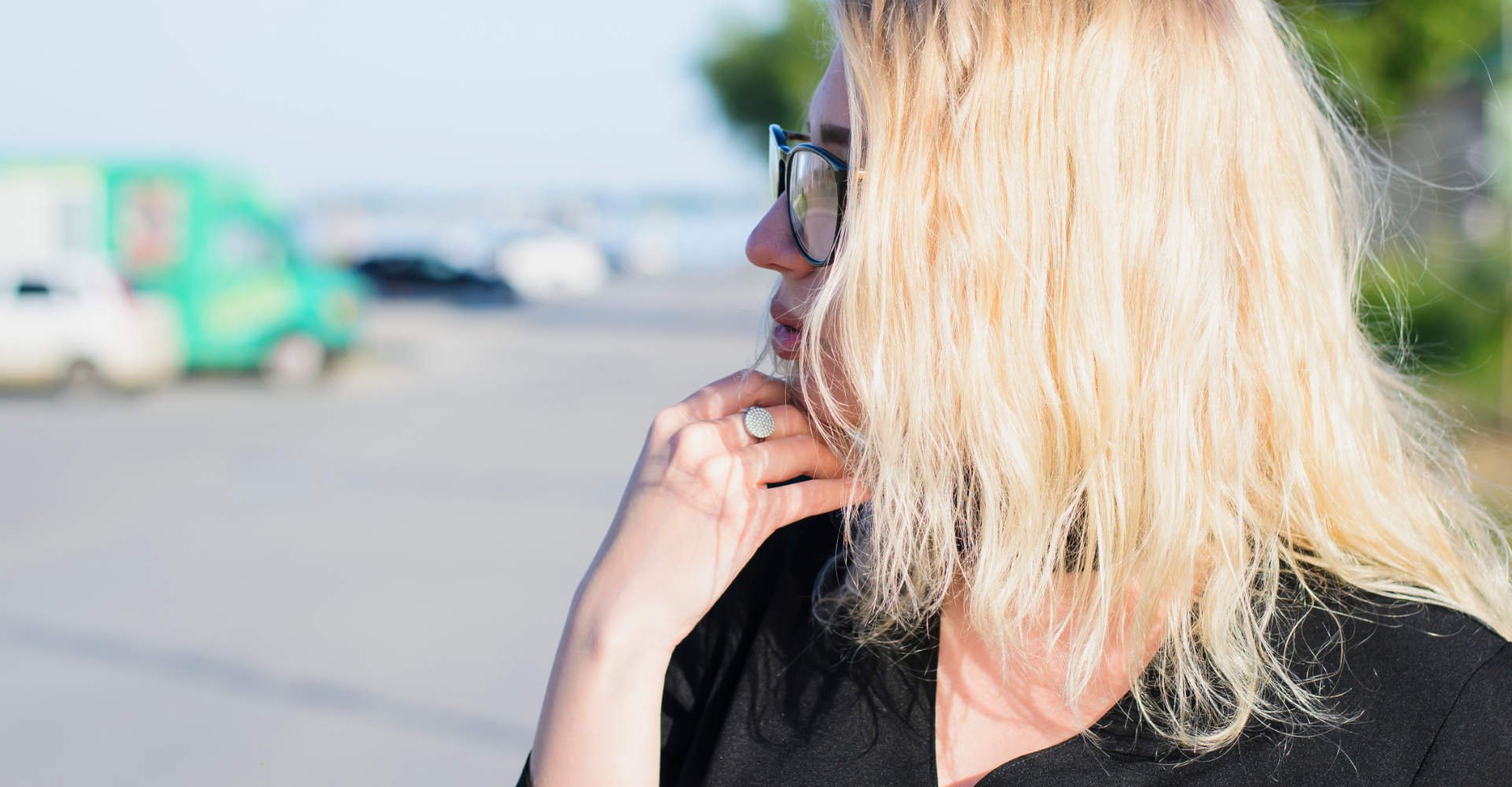 Modelo com cabelo loiro e ressecado