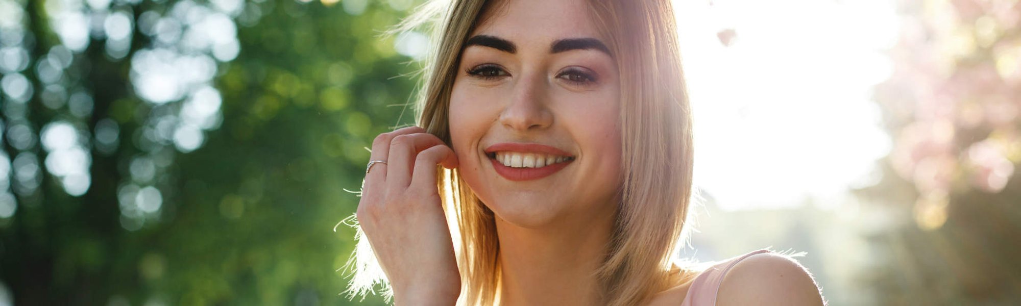 Modelo branca com cabelo curto e loiro