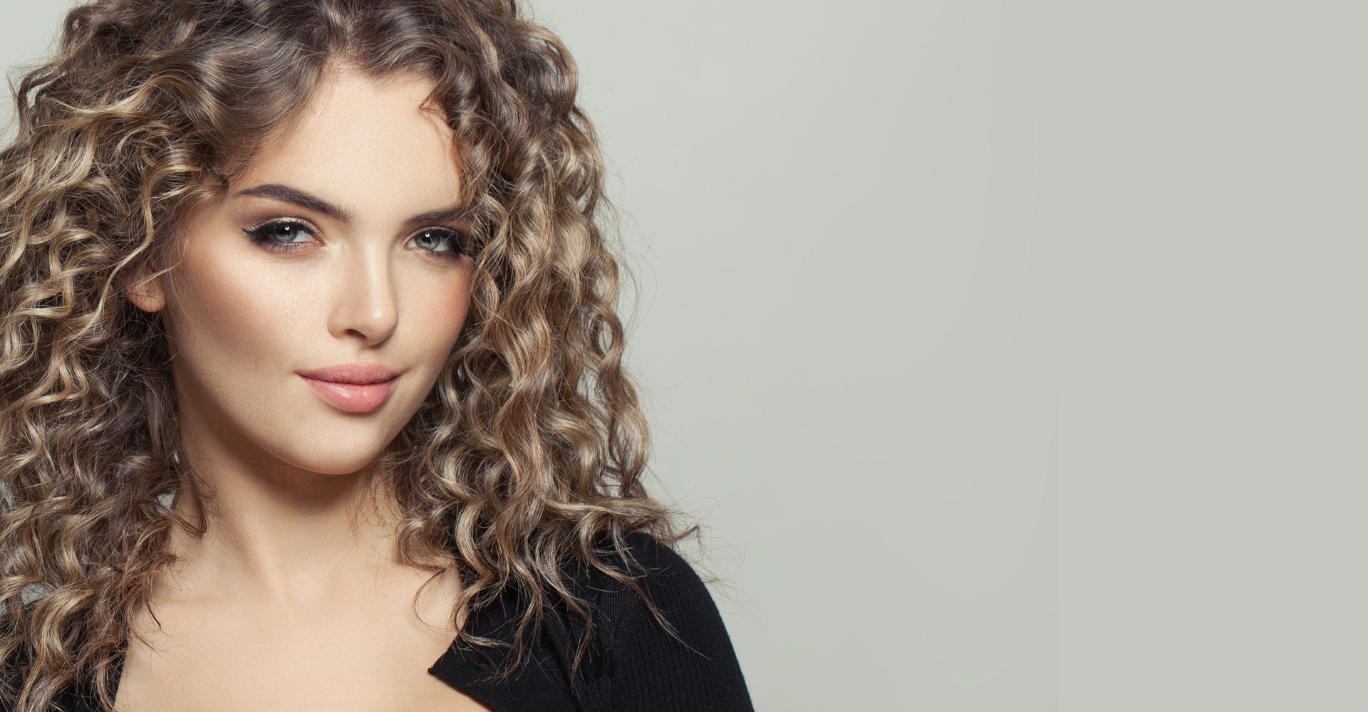 4927  Free Hands Conheca A Tecnica De Coloracao Que Cria Luzes A Mao Livre No Cabelo