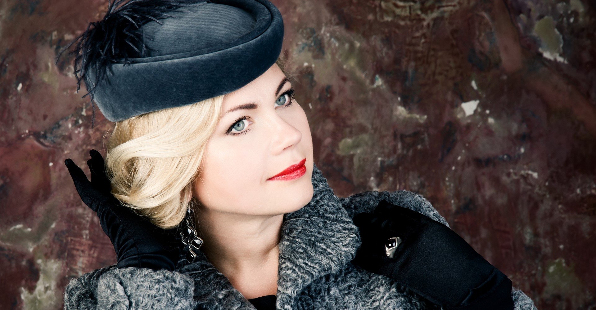 4966 Penteados Delicados Da Decada De 1920 Ou Volumosos Dos Anos 1950