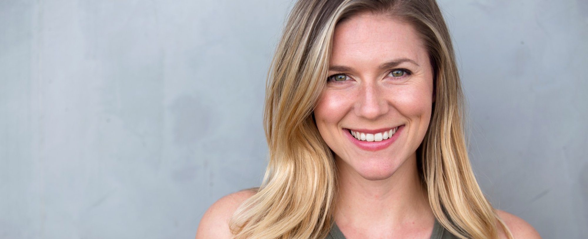 5024 Loira Com Sobrancelha Natural Ou Tingida