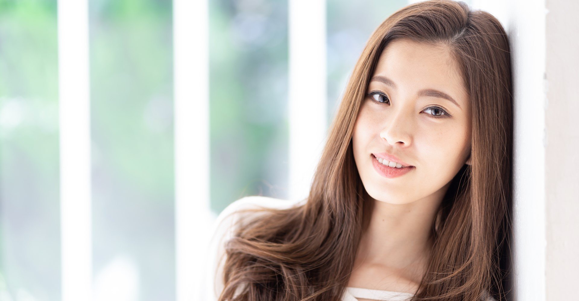 Modelo asiática com cabelo longo e liso posando para a foto