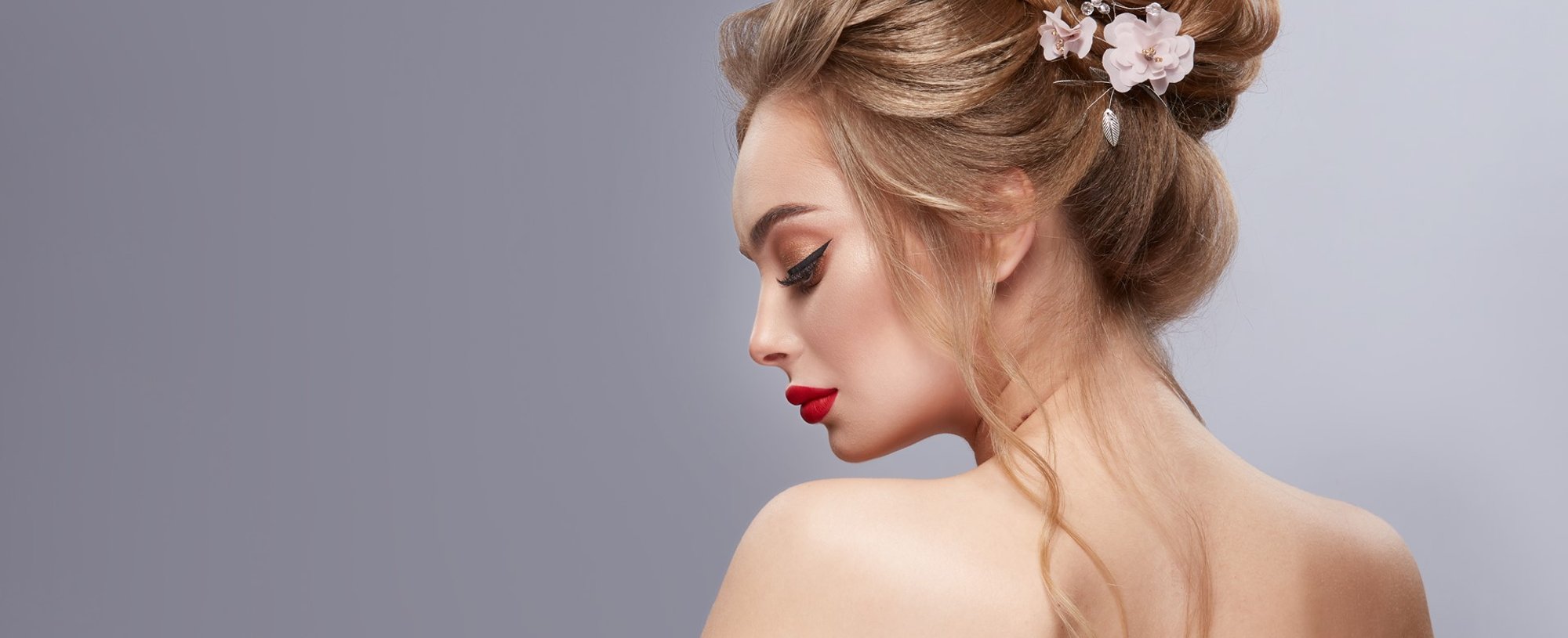 Modelo vestida de noiva com penteado coque