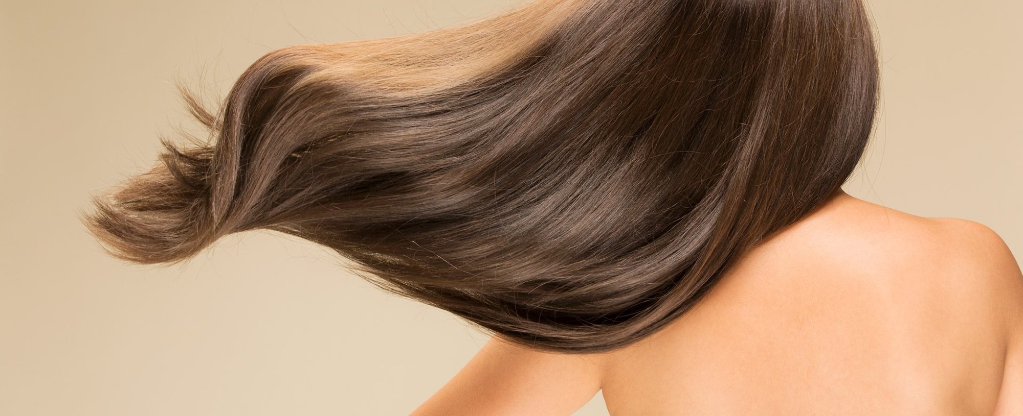 Modelo branca de costas com cabelo liso e longo