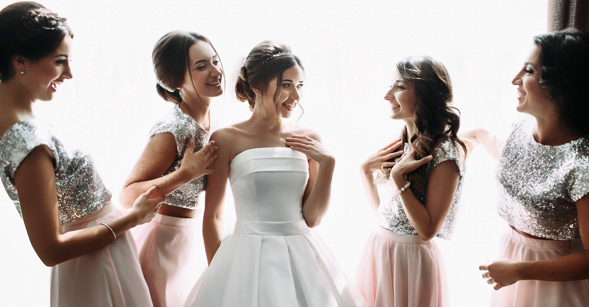 Imagem de noiva com madrinhas de casamento