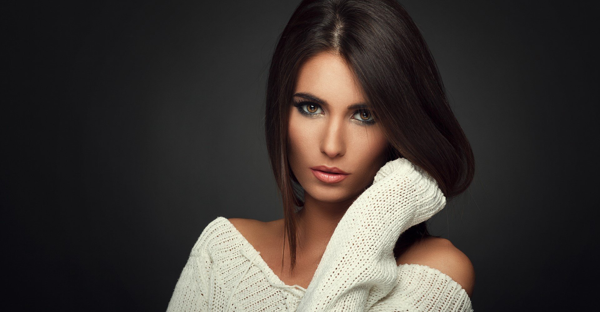 Modelo com cabelo liso e médio