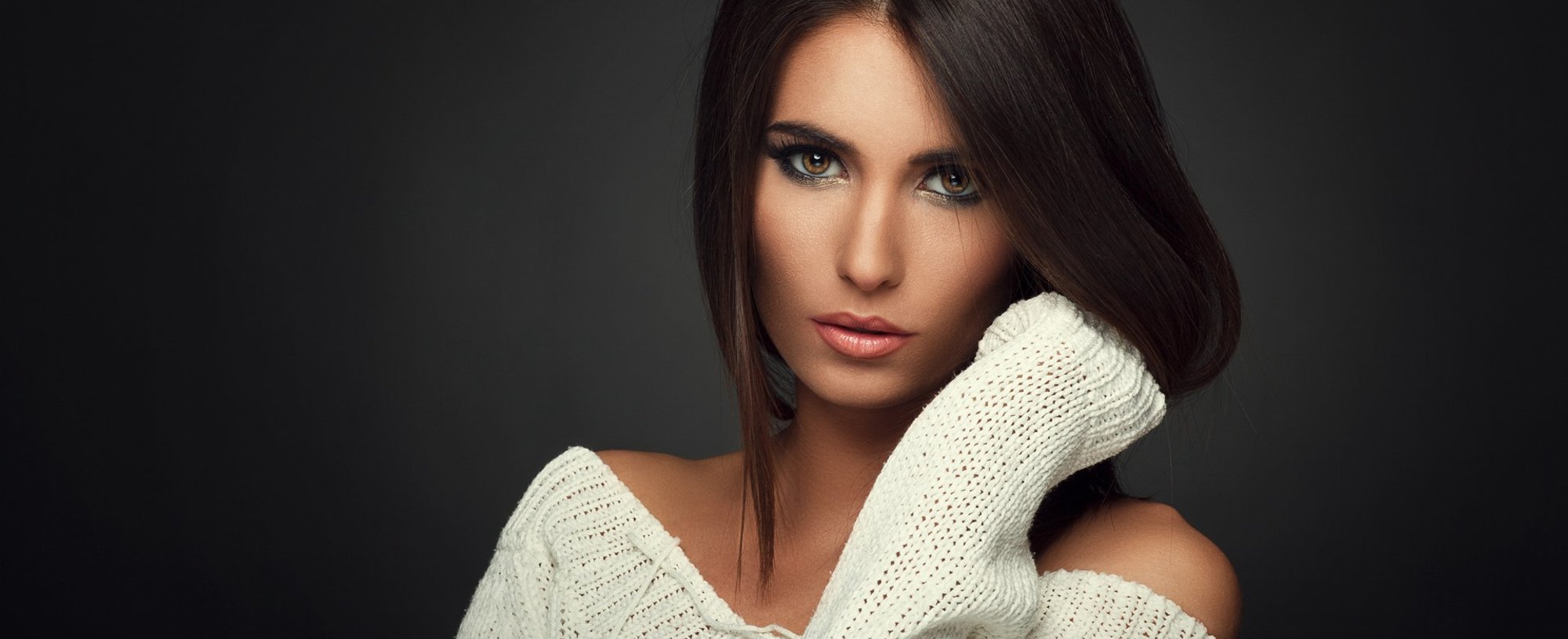 Modelo com cabelo liso e médio