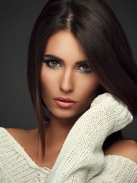 Modelo com cabelo liso e médio