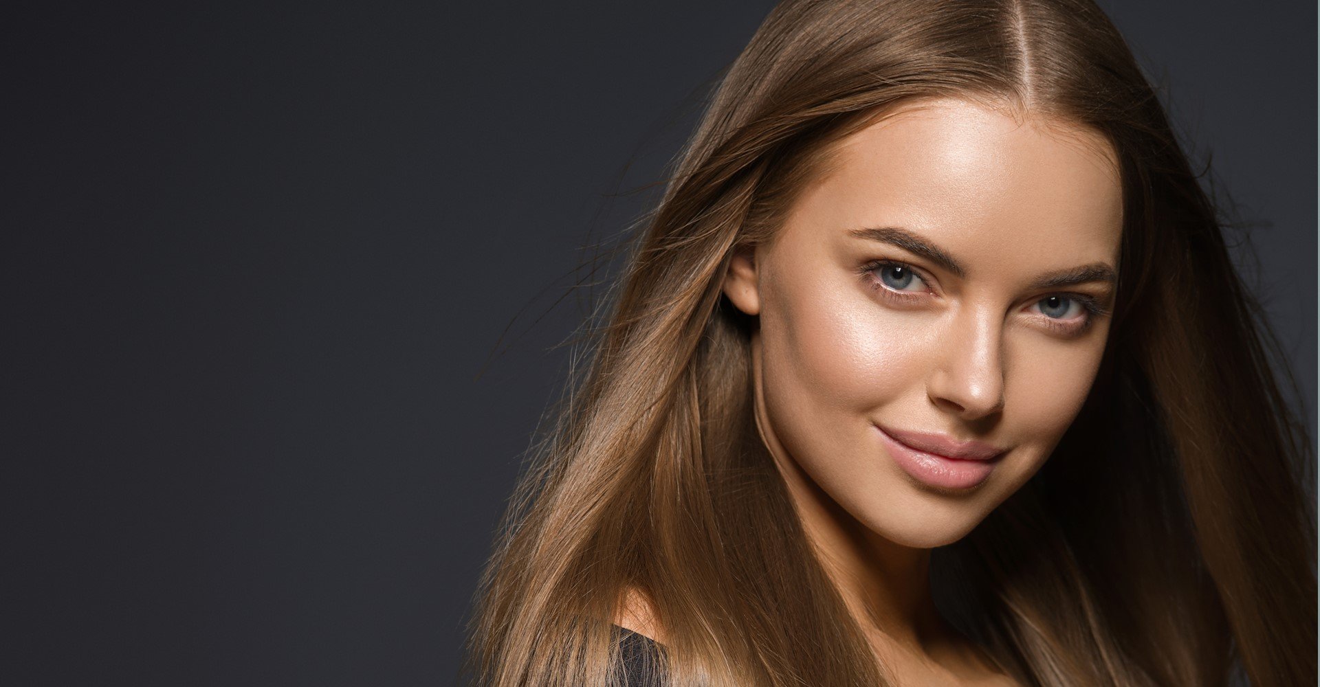 Modelo branca com cabelo loiro escuro e liso