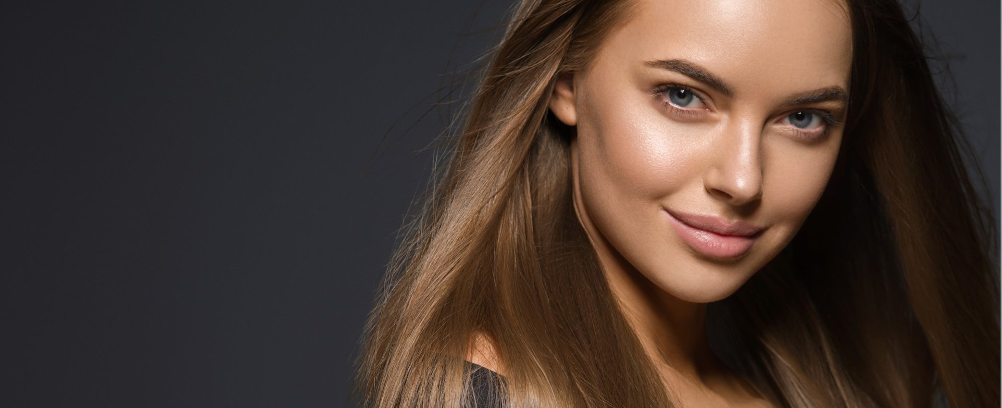 Modelo branca com cabelo loiro escuro e liso