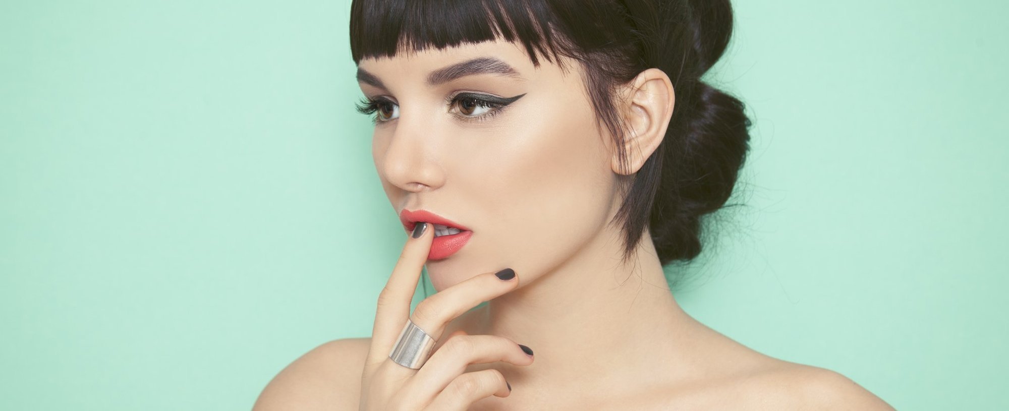 Modelo branca com cabelo com franja