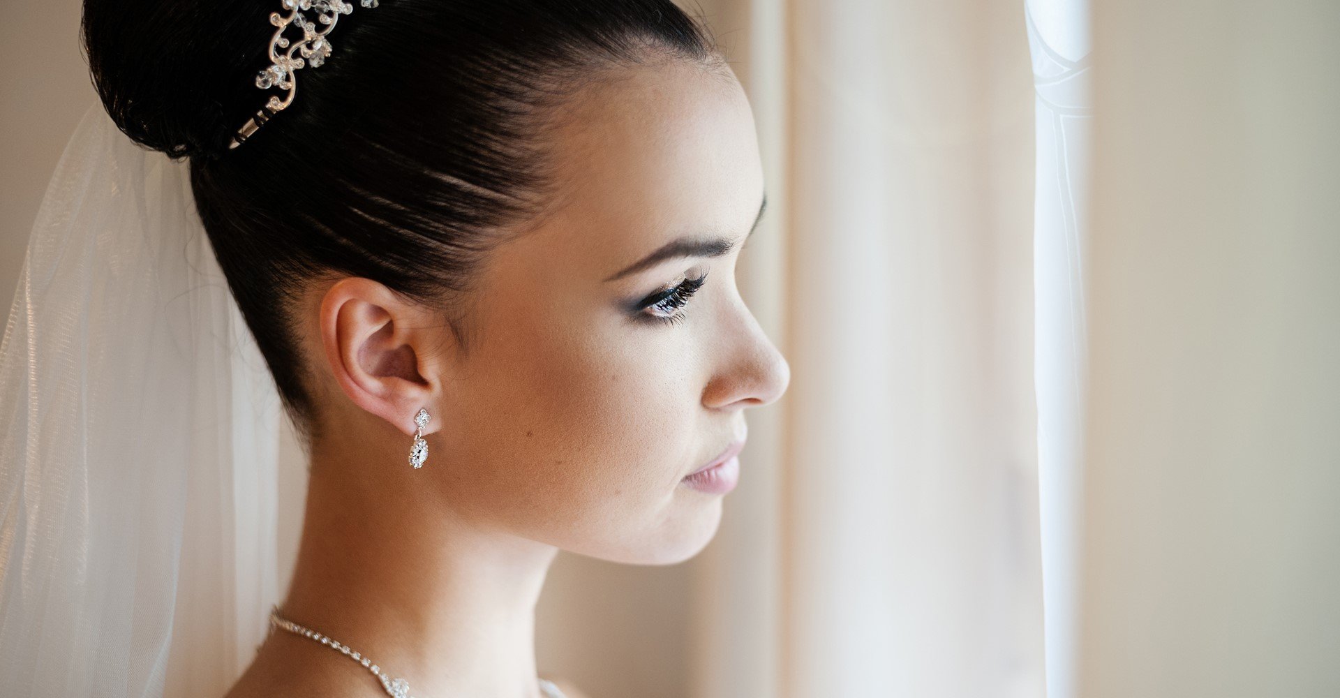 Noiva branca com penteado coque