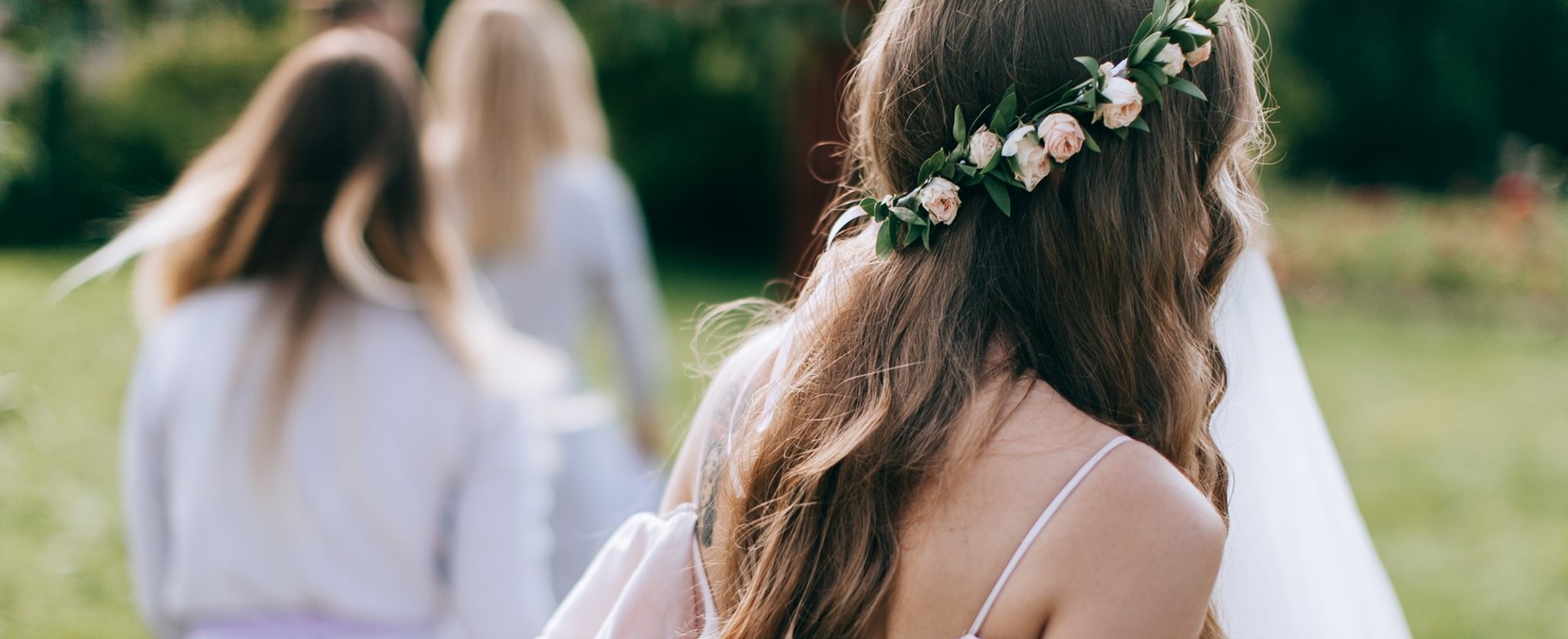 Modelo com cabelo longo e tiara com flores