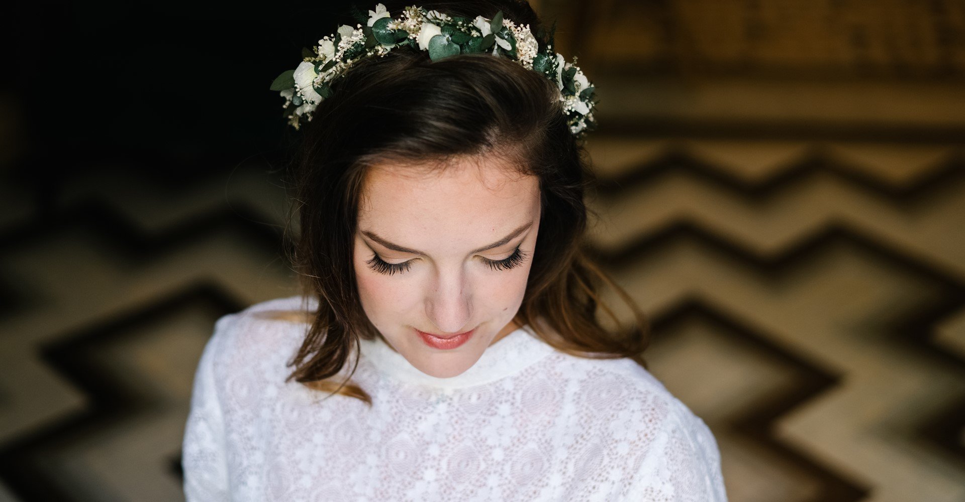 Modelo branca com coroa de flores na cabeça