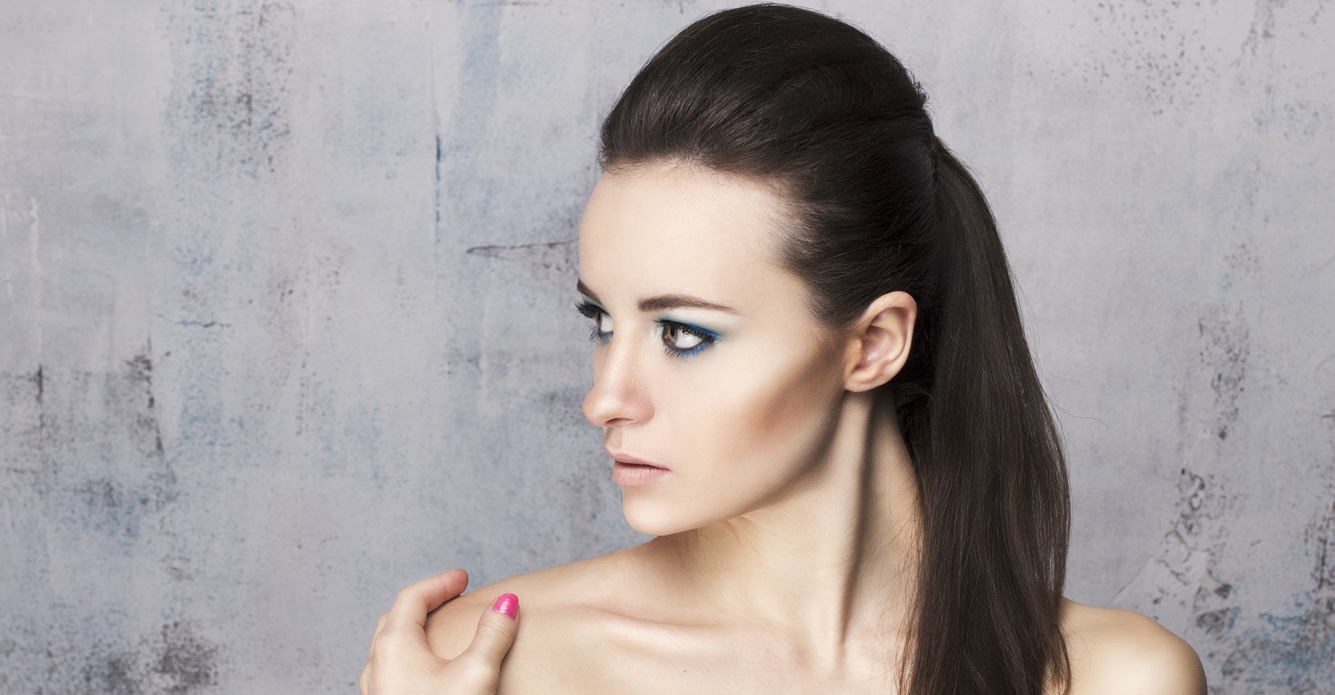 Modelo branca com cabelo rabo de cavalo e topete