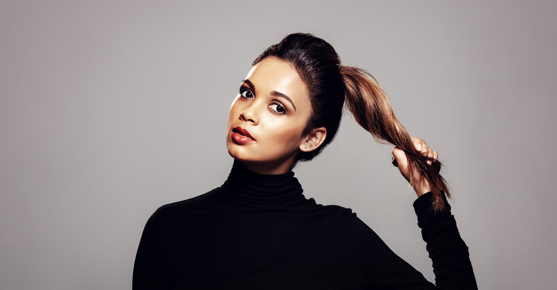 Modelo branca com rabo de cavalo