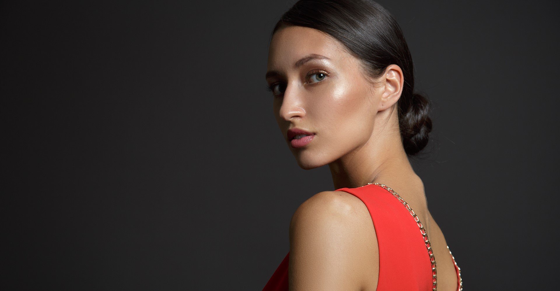 Modelo branca com cabelo de coque