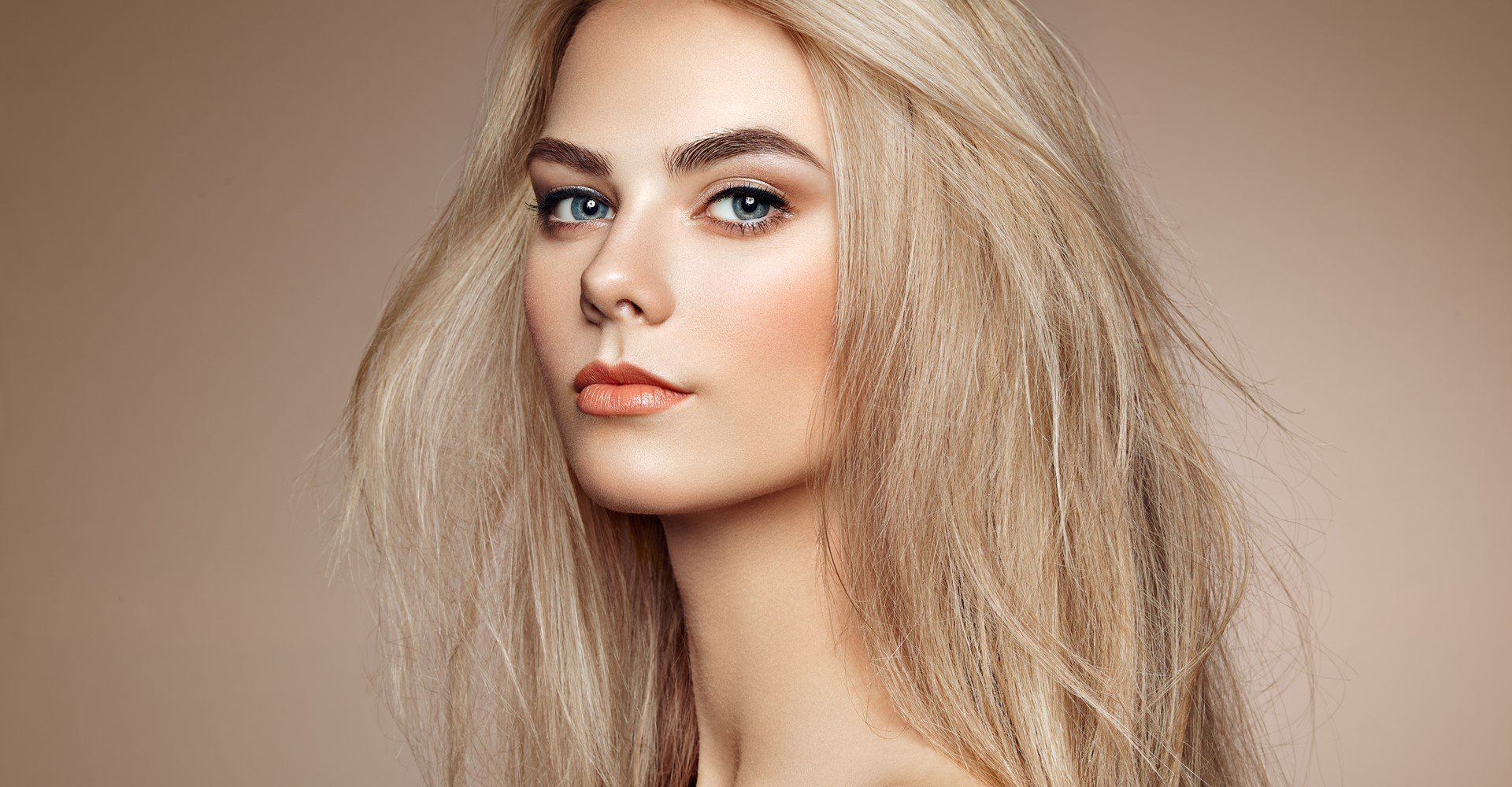 Modelo branca com cabelo loiro claro posando para a foto