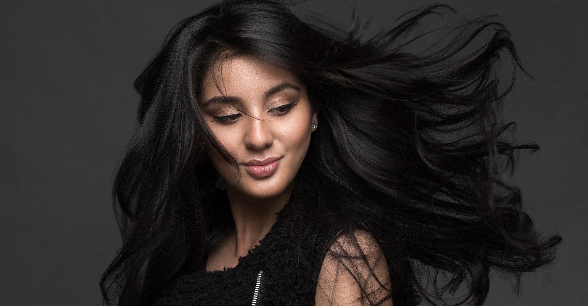 5073 Poder Nos Fios Escuros Preto Azulado Ou Natural