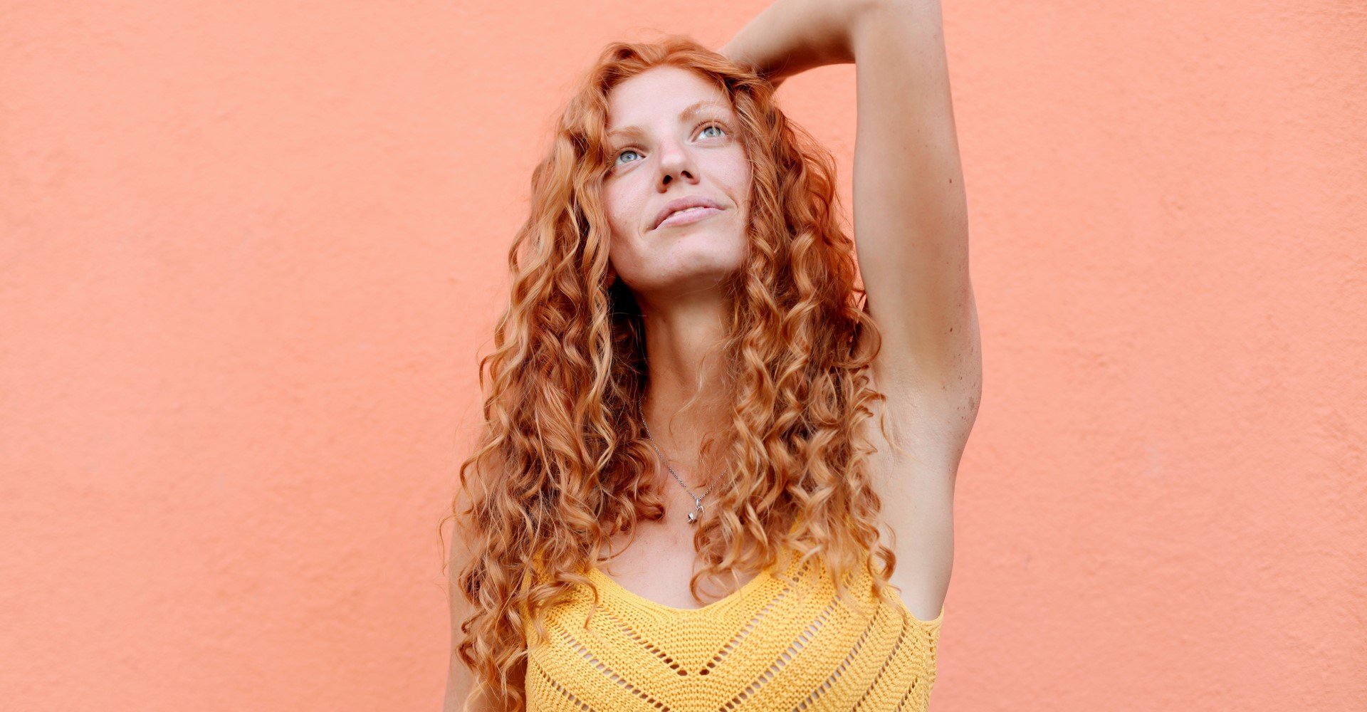 Modelo branca com cabelo ruivo e ondulado