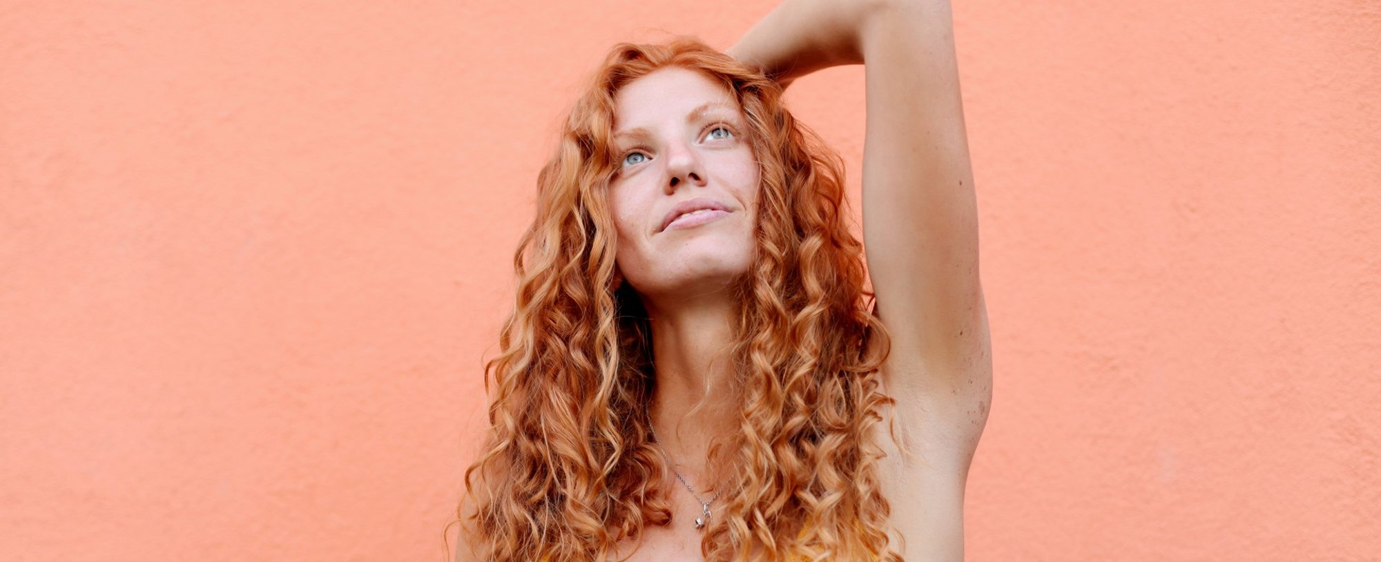 Modelo branca com cabelo ruivo e ondulado