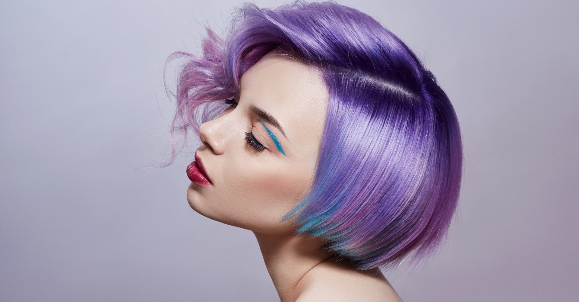 Modelo branca com cabelo curto e roxo