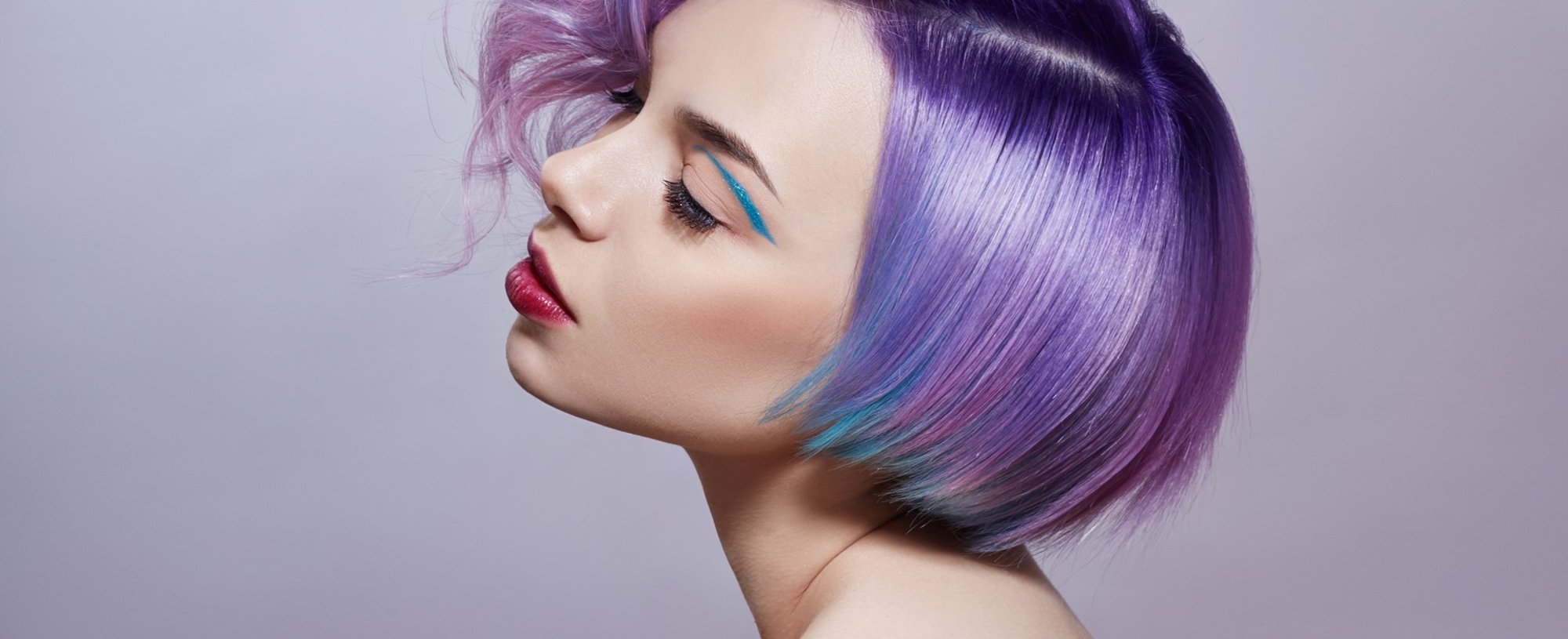 Modelo branca com cabelo curto e roxo