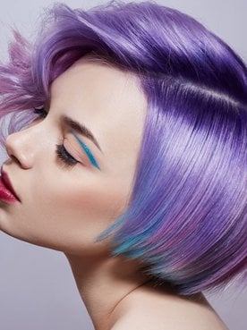 Modelo branca com cabelo curto e roxo