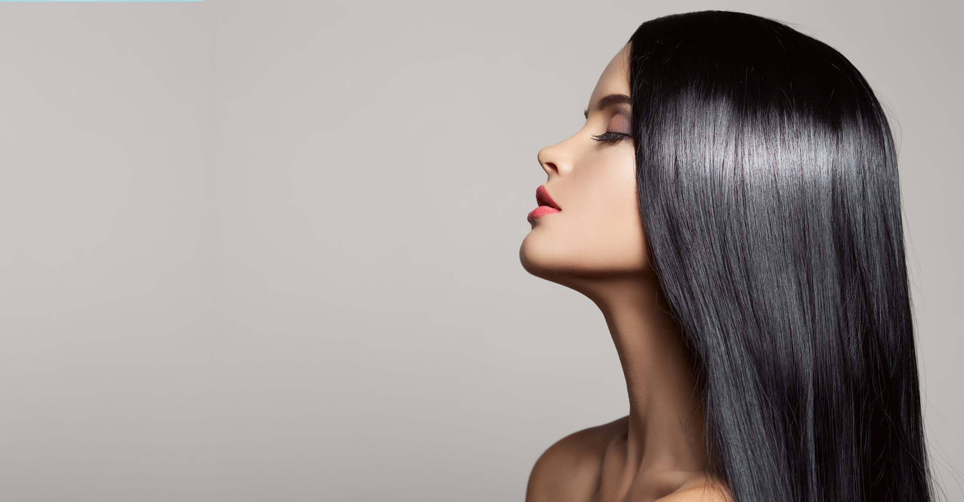 Modelo branca com seus cabelos lisos