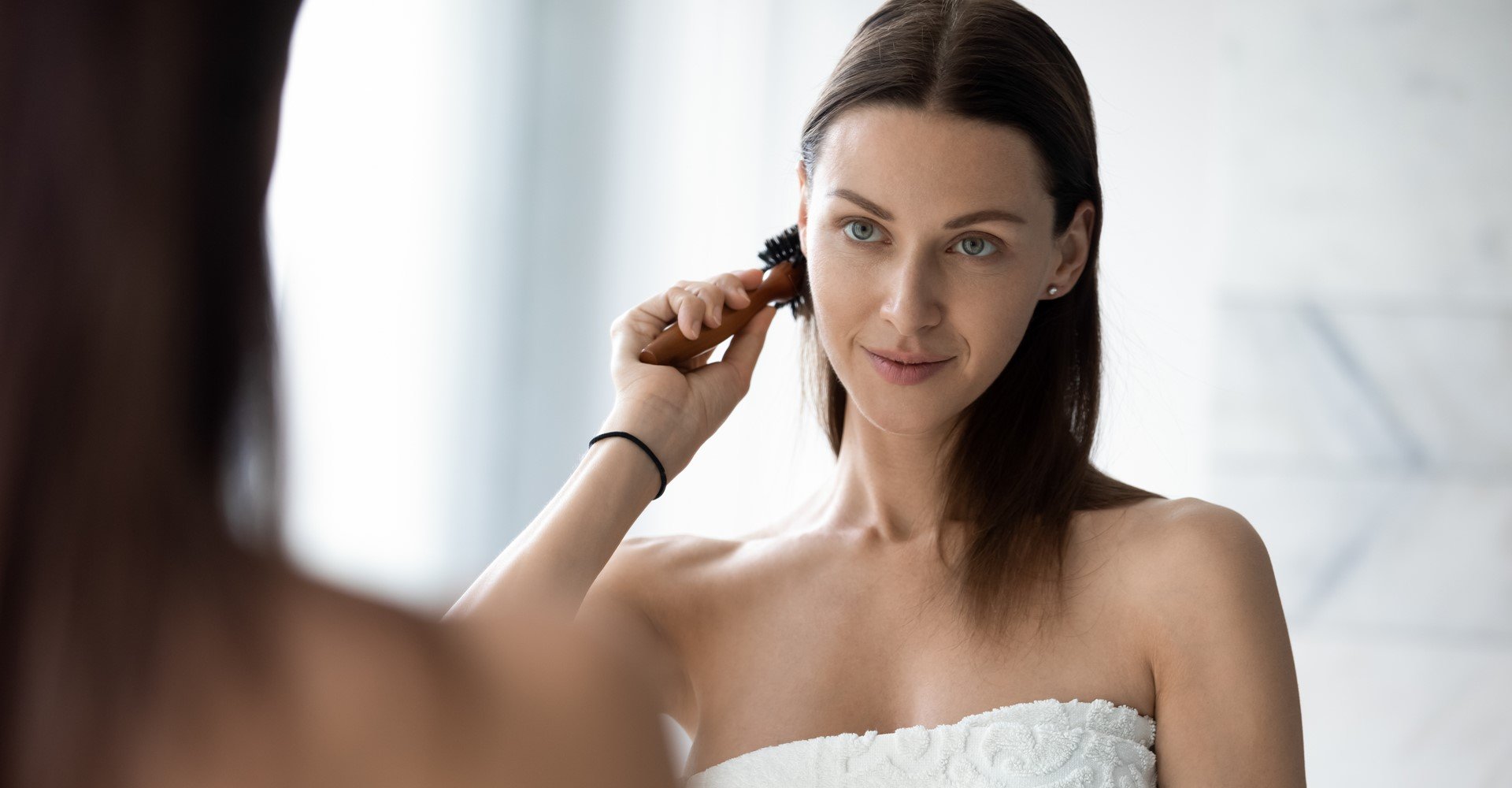 Modelo branca se olhando no espelho