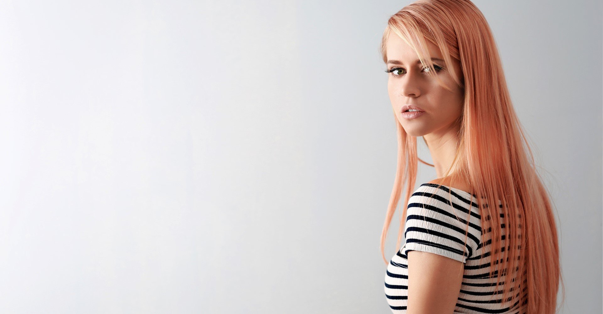 Modelo branca com cabelo rosa claro e liso