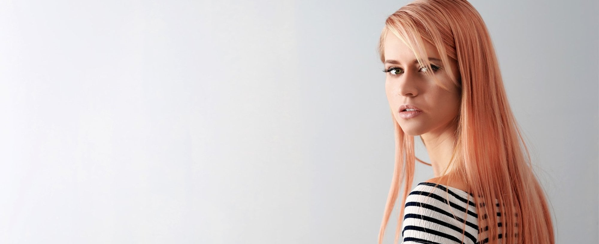 Modelo branca com cabelo rosa claro e liso