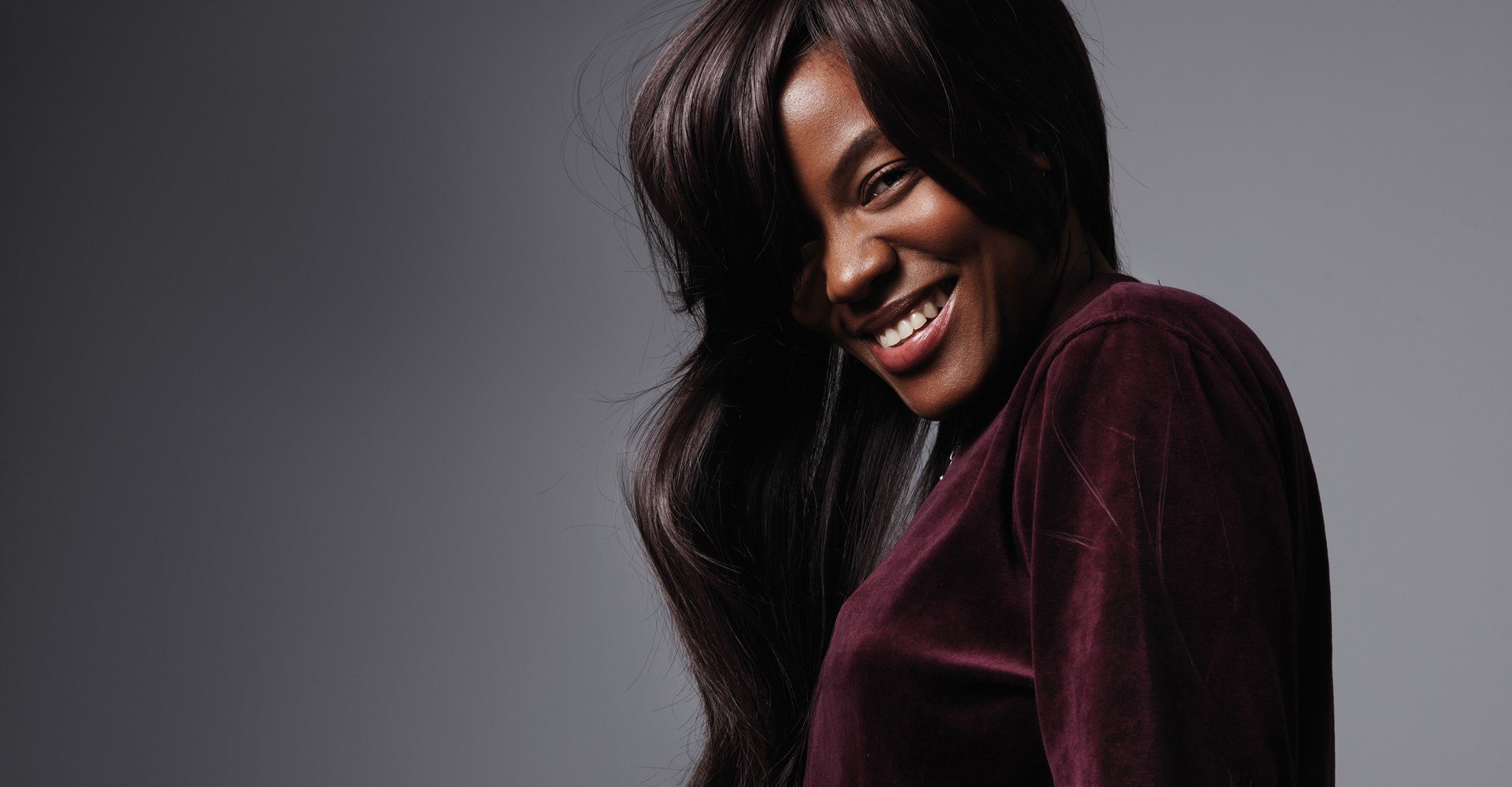 Modelo negra com cabelo liso e longo