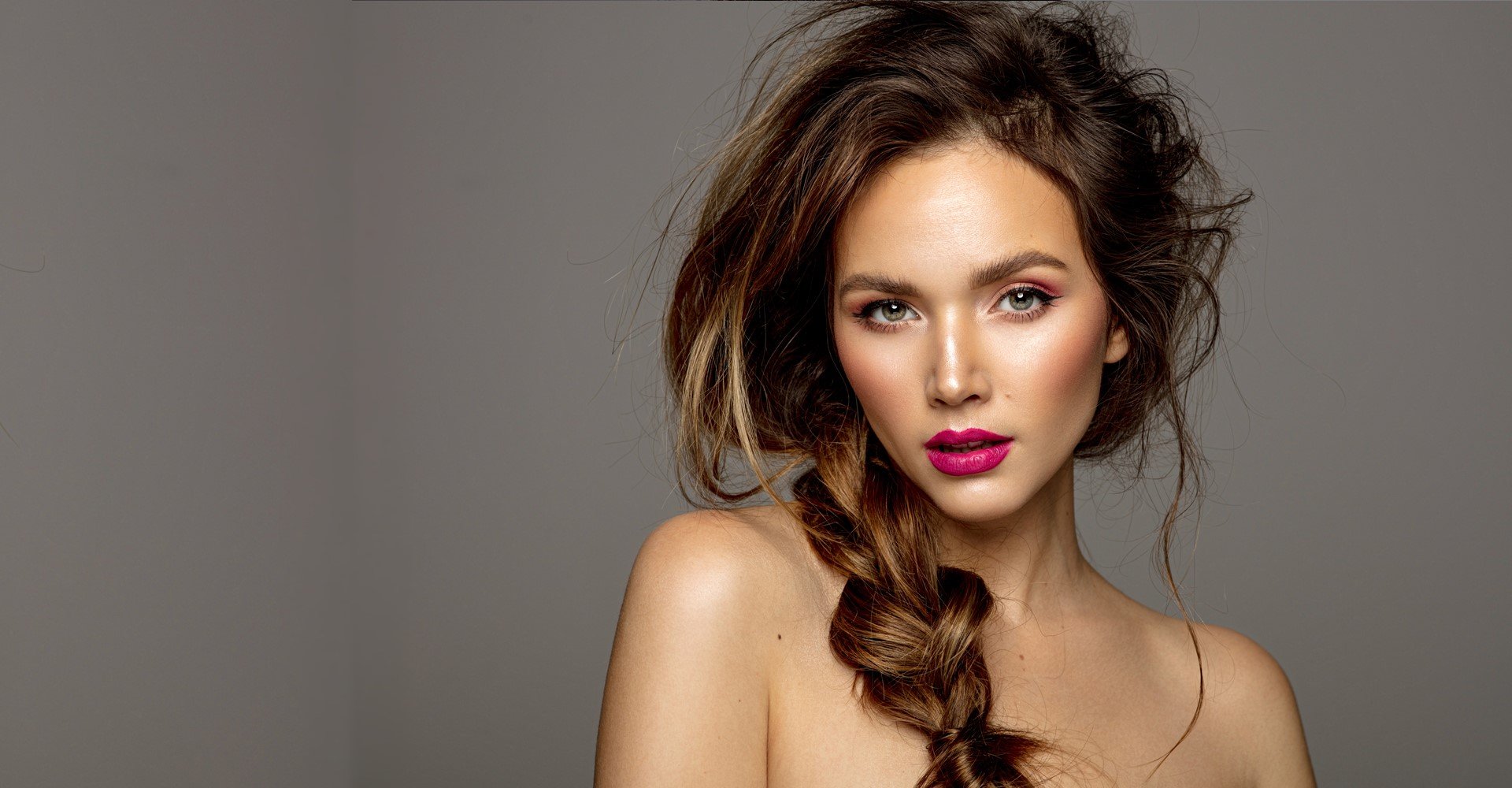 Modelo branca com cabelo trançado