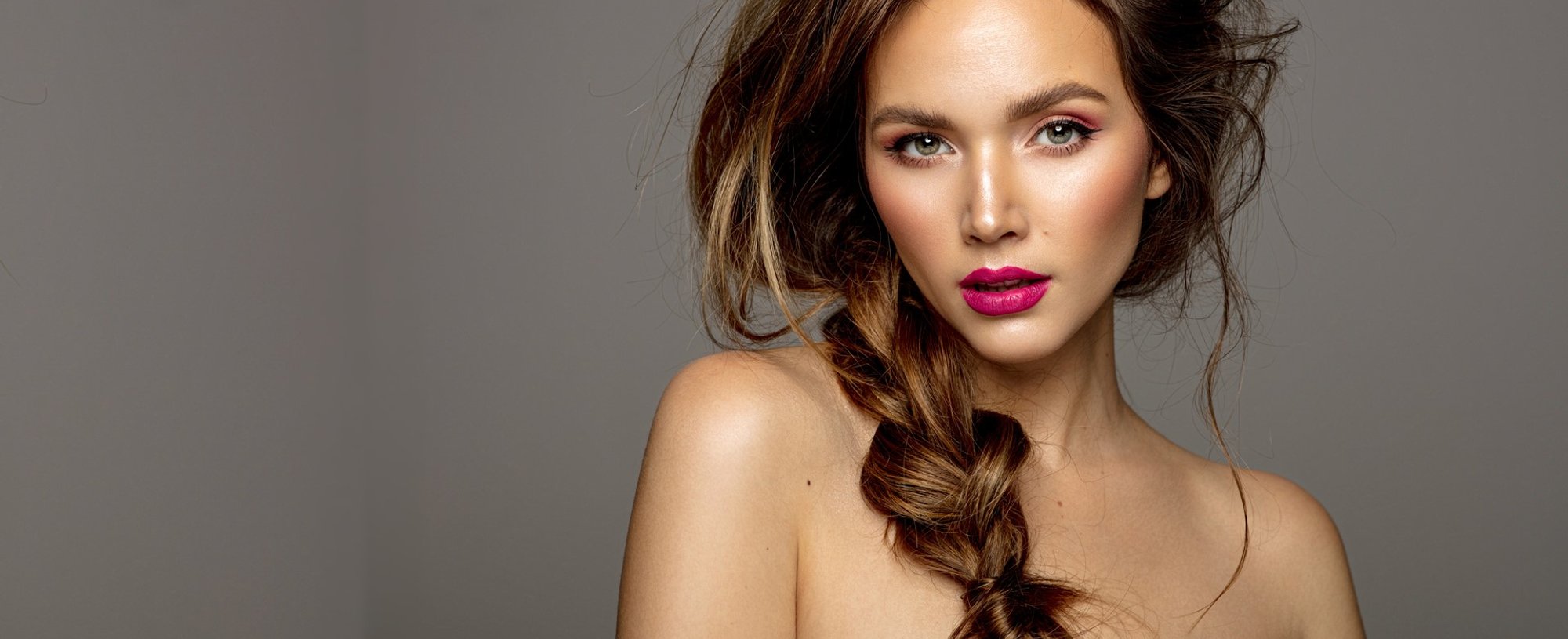 Modelo branca com cabelo trançado