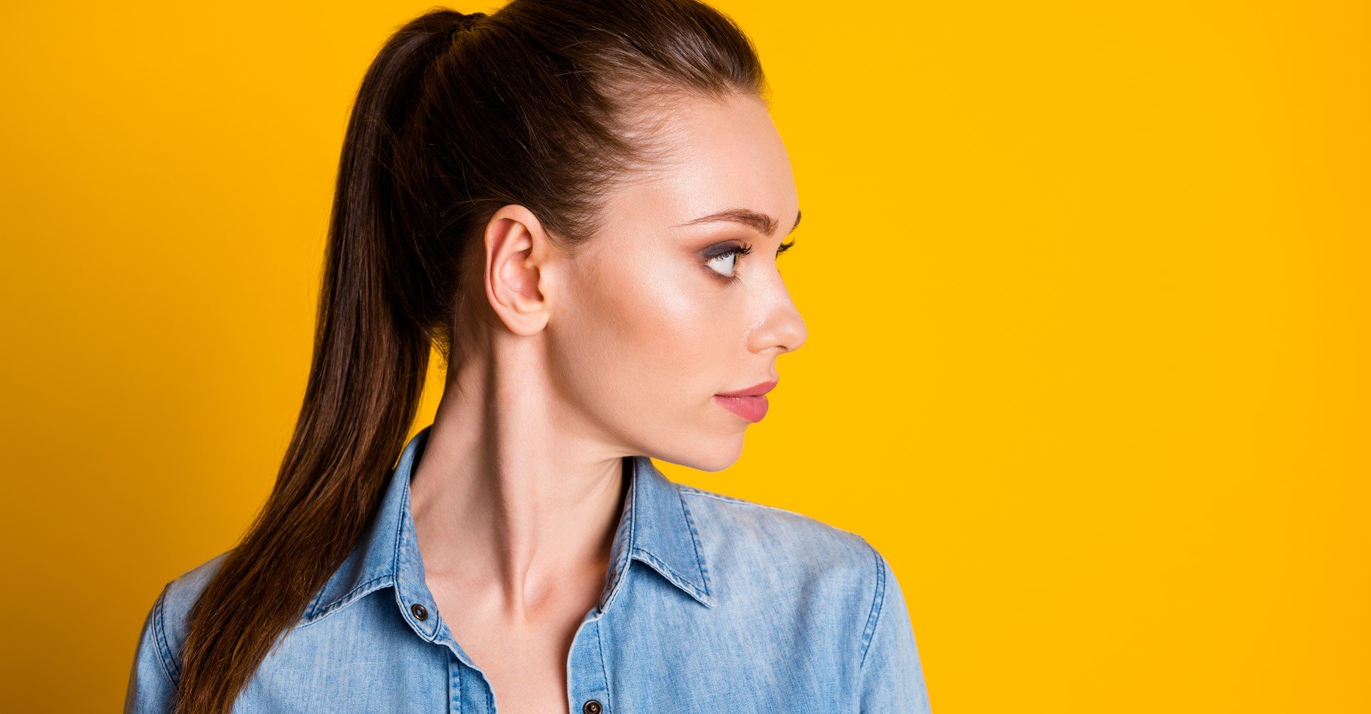 Modelo branca com cabelo rabo de cavalo