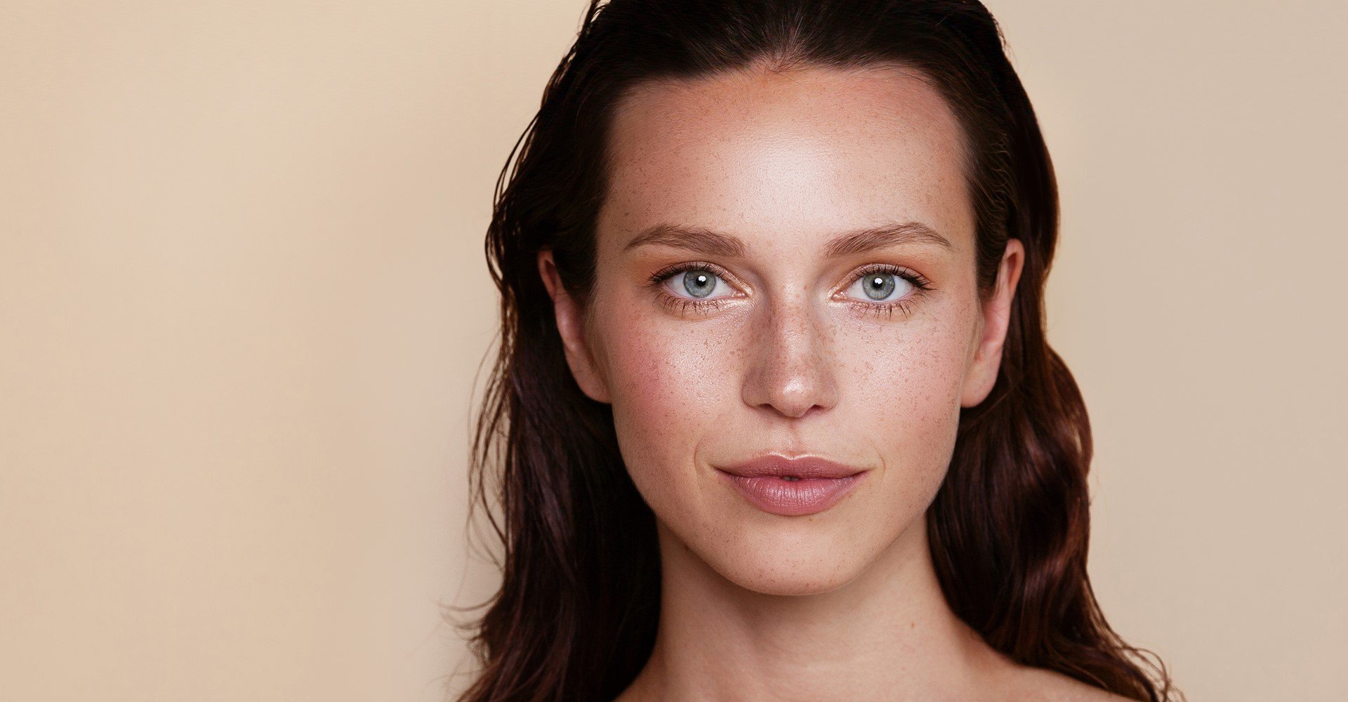 Modelo branca com cabelo castanho médio