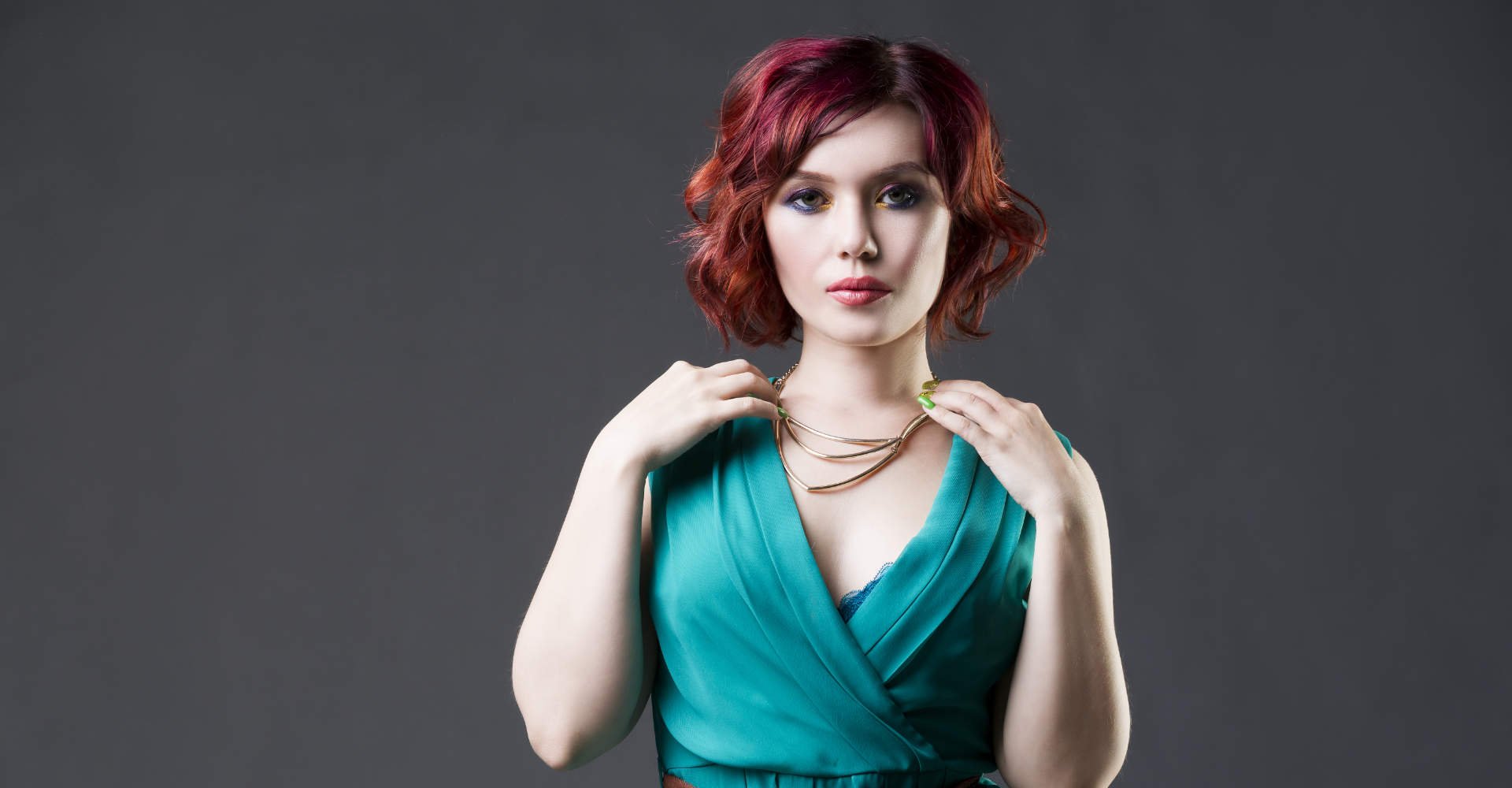 Modelo branca com cabelo curto e vermelho