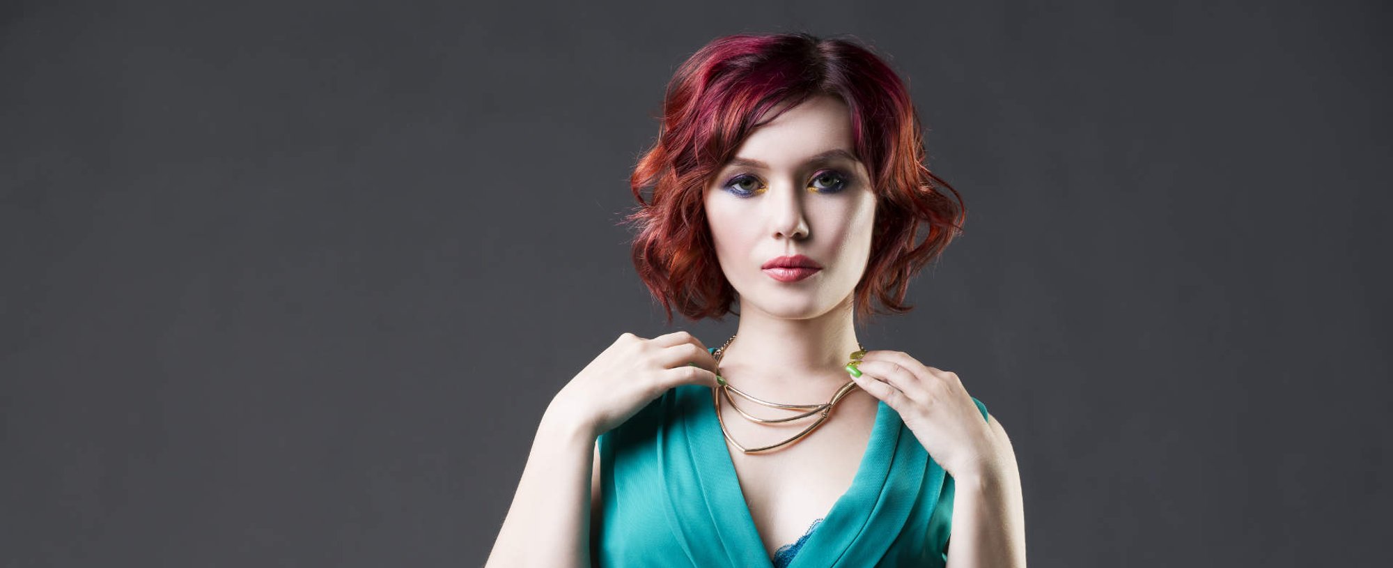 Modelo branca com cabelo curto e vermelho