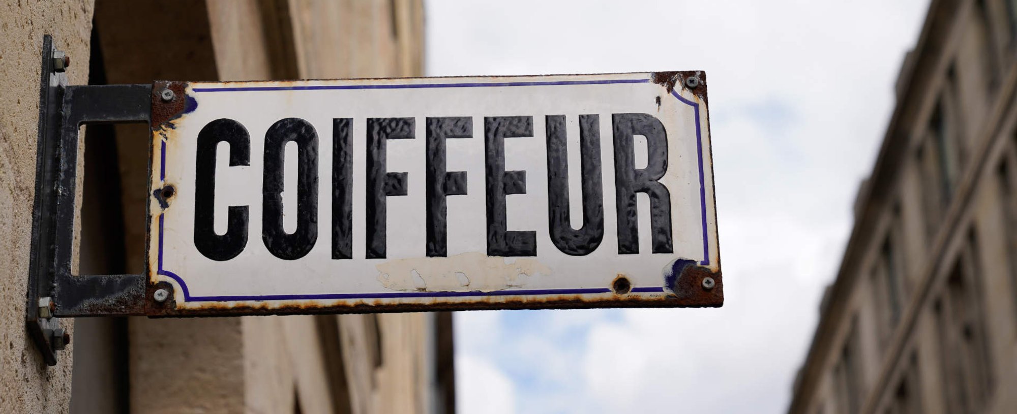 Imagem de uma placa escrito "Coiffeur"
