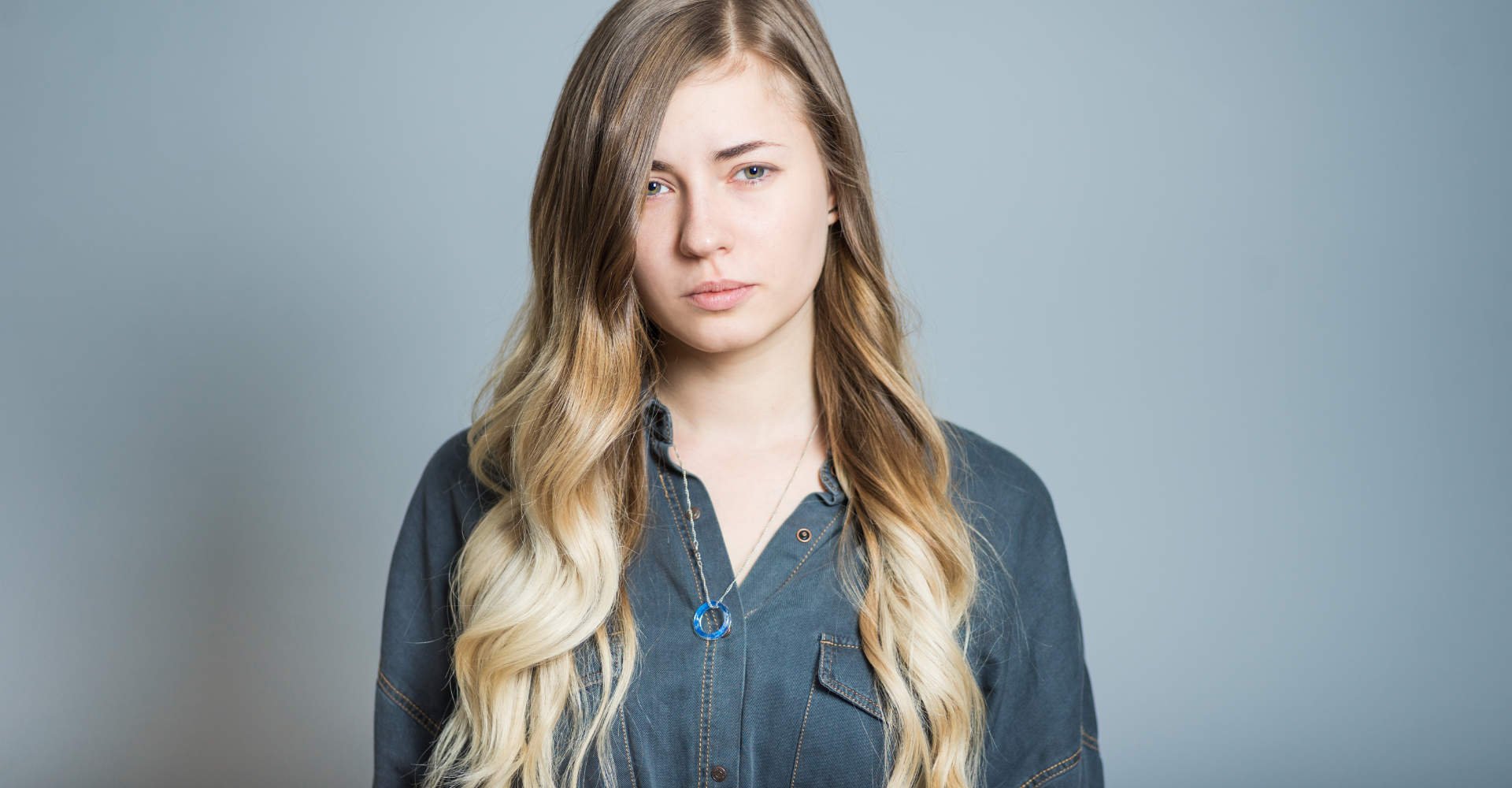 Modelo branca com cabelo loiro e longo