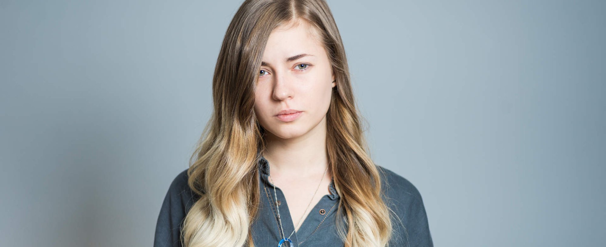 Modelo branca com cabelo loiro e longo
