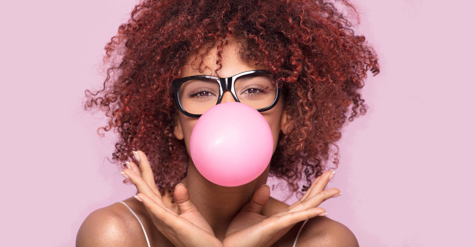 Modelo negra com cabelo crespo e vermelho