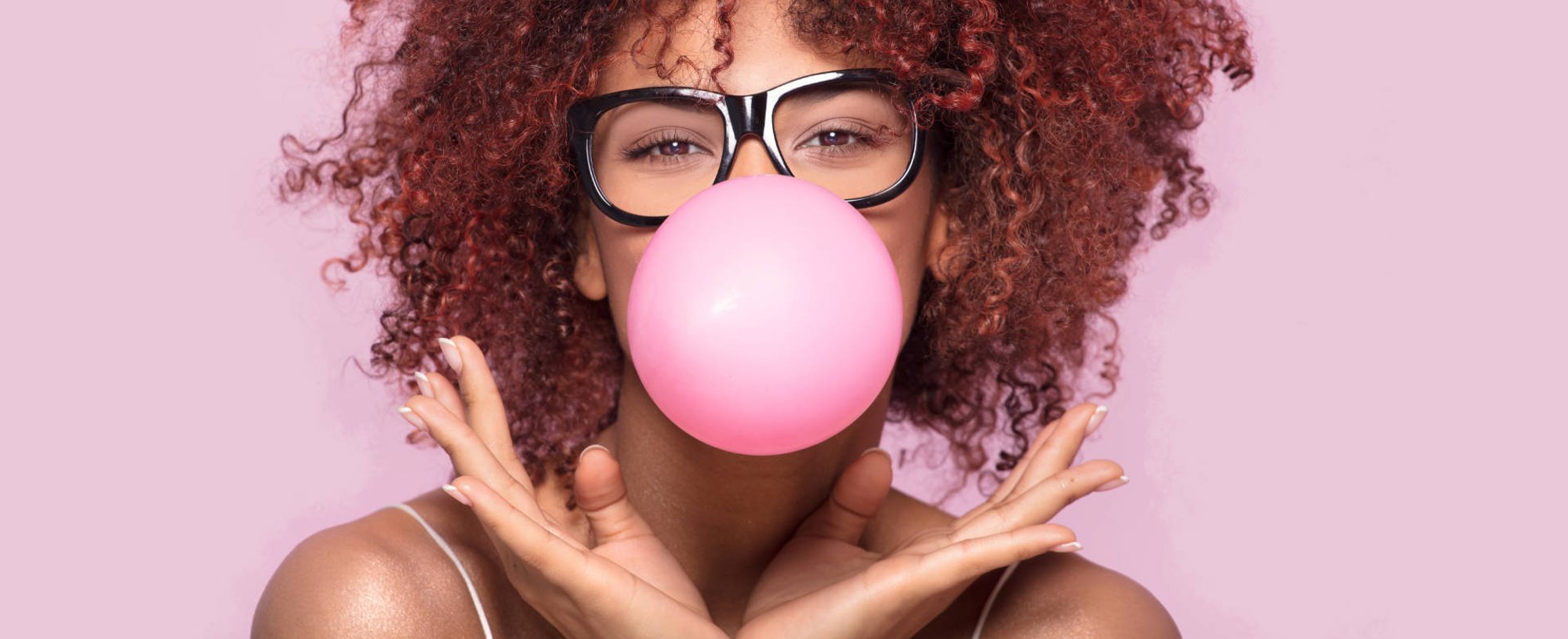 Modelo negra com cabelo crespo e vermelho