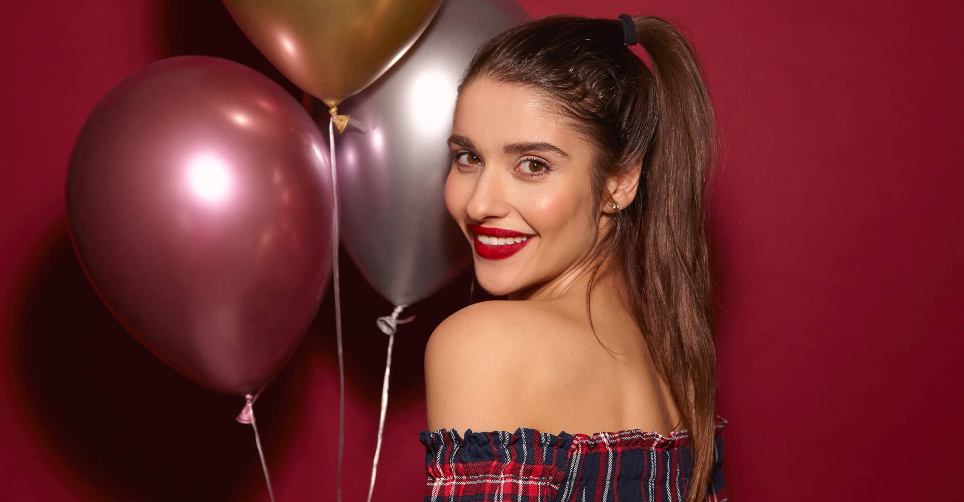 Modelo branca segurando balões de festa