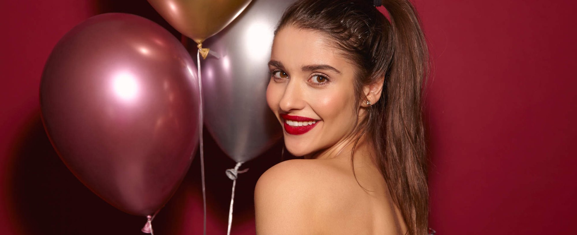 Modelo branca segurando balões de festa