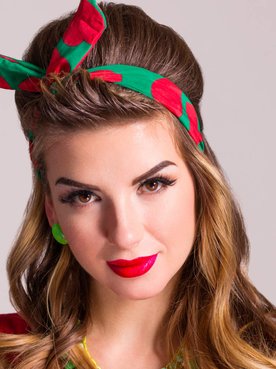 Modelo branca com batom vermelho e tiara colorida no cabelo