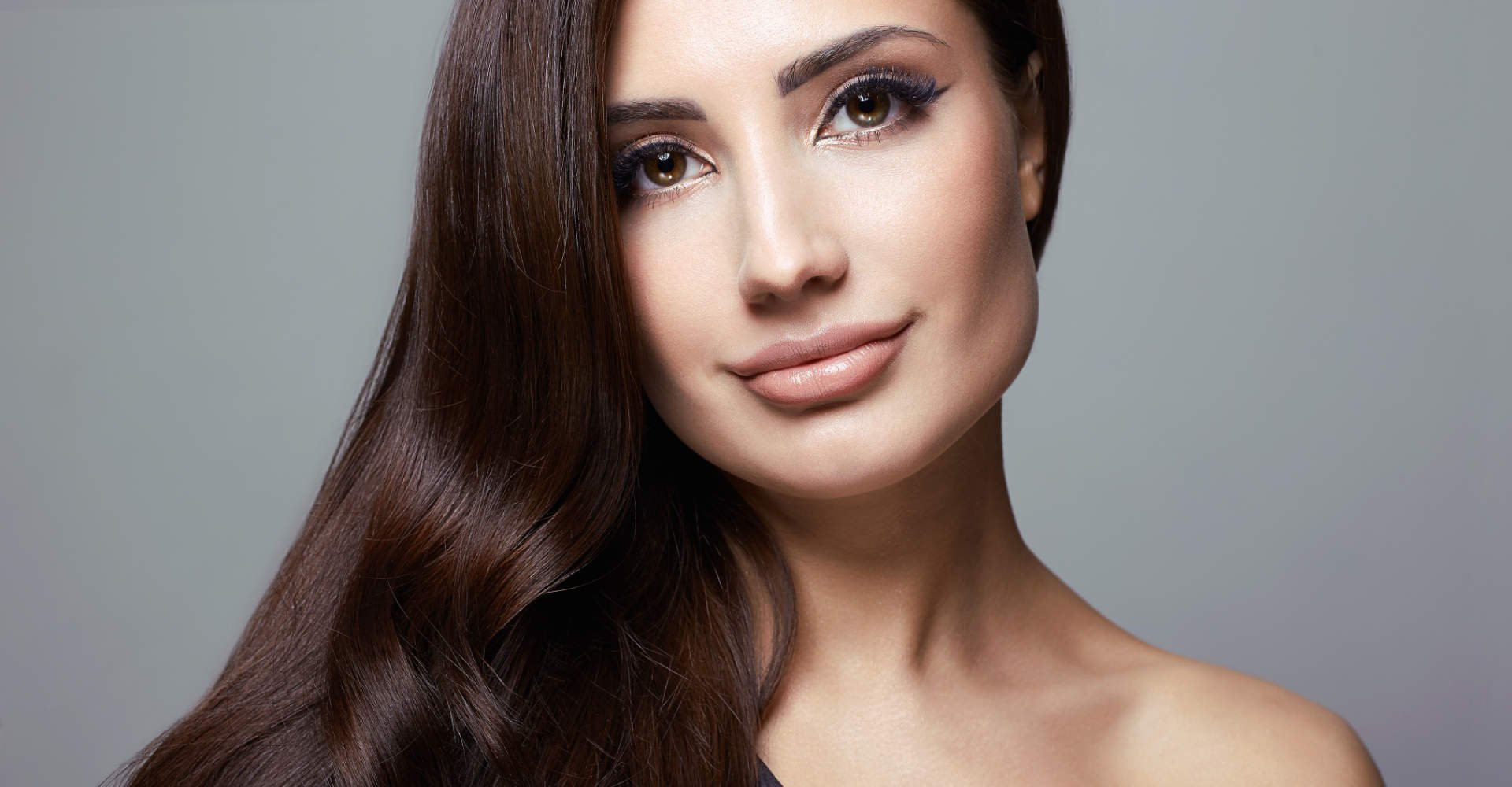 Modelo branca com cabelo preto e ondulado